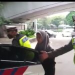 Iptu Teguh bersama dengan Aiptu Penata & Aipda Miswanta yang mengantarkan seorang anak yang diketahui bernama Anjani (16) yang tersesat