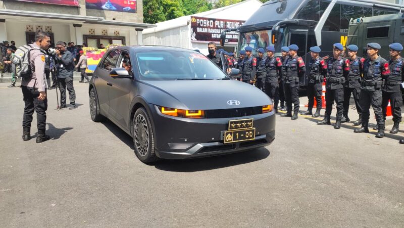 Kapolri Jenderal Listyo Sigit Prabowo mendapatkan kesempatan untuk menggunakan mobil listrik sebagai kendaraan dinas dalam rangka pengamanan Konferensi Tingkat Tinggi (KTT) G20 di Bali