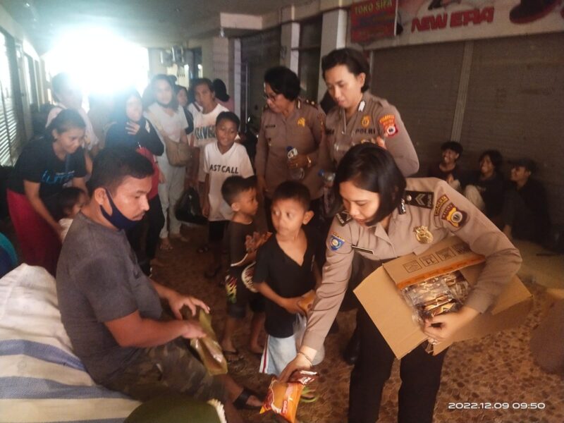 Polwan Polresta Pulau Ambon dan Pulau-pulau Lease, menyalurkan bantuan berupa makanan ringan