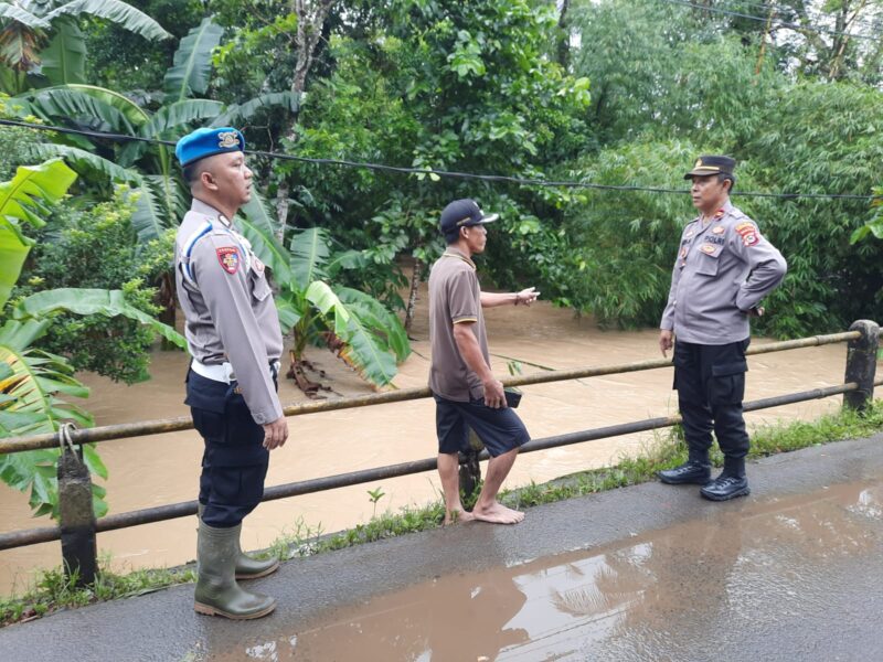 Polsek Picung  memberikan bantuan sosial kepada warga terdampak banjir di Desa Ciherang.