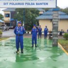 Kapolda Banten memberikan penghargaan kepada dua personel Ditpolairud