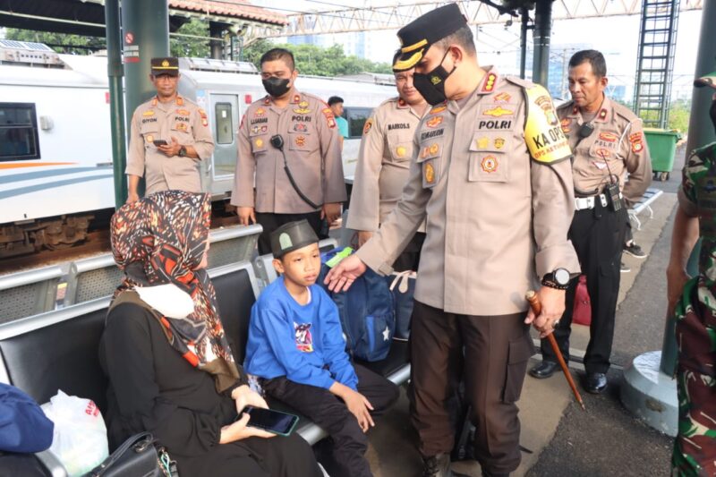 Kapolres Metro Jakarta Pusat Kombes Pol Komarudin, S.I.K , M.M. Bersama dengan Dandim 0501 Jakarta Pusat melakukan peninjauan keberangkatan para pemudik. 
