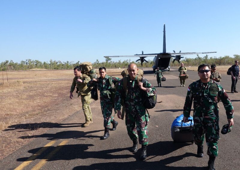TNI mengirimkan bantuan kemanusiaan dan penanggulangan bencana ke wilayah terdampak.