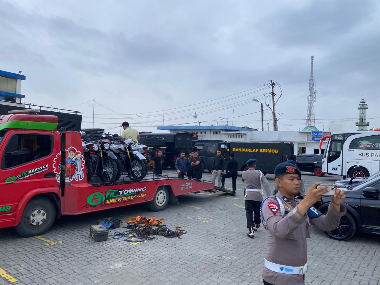 Kapal PT Pelayaran Nasional Indonesia (Pelni) yang mengangkut pasukan dan bantuan logistik Polri dalam rangka misi kemanusiaan penanganan bencana alam di wilayah Sumatera tiba di Pelabuhan Belawan
