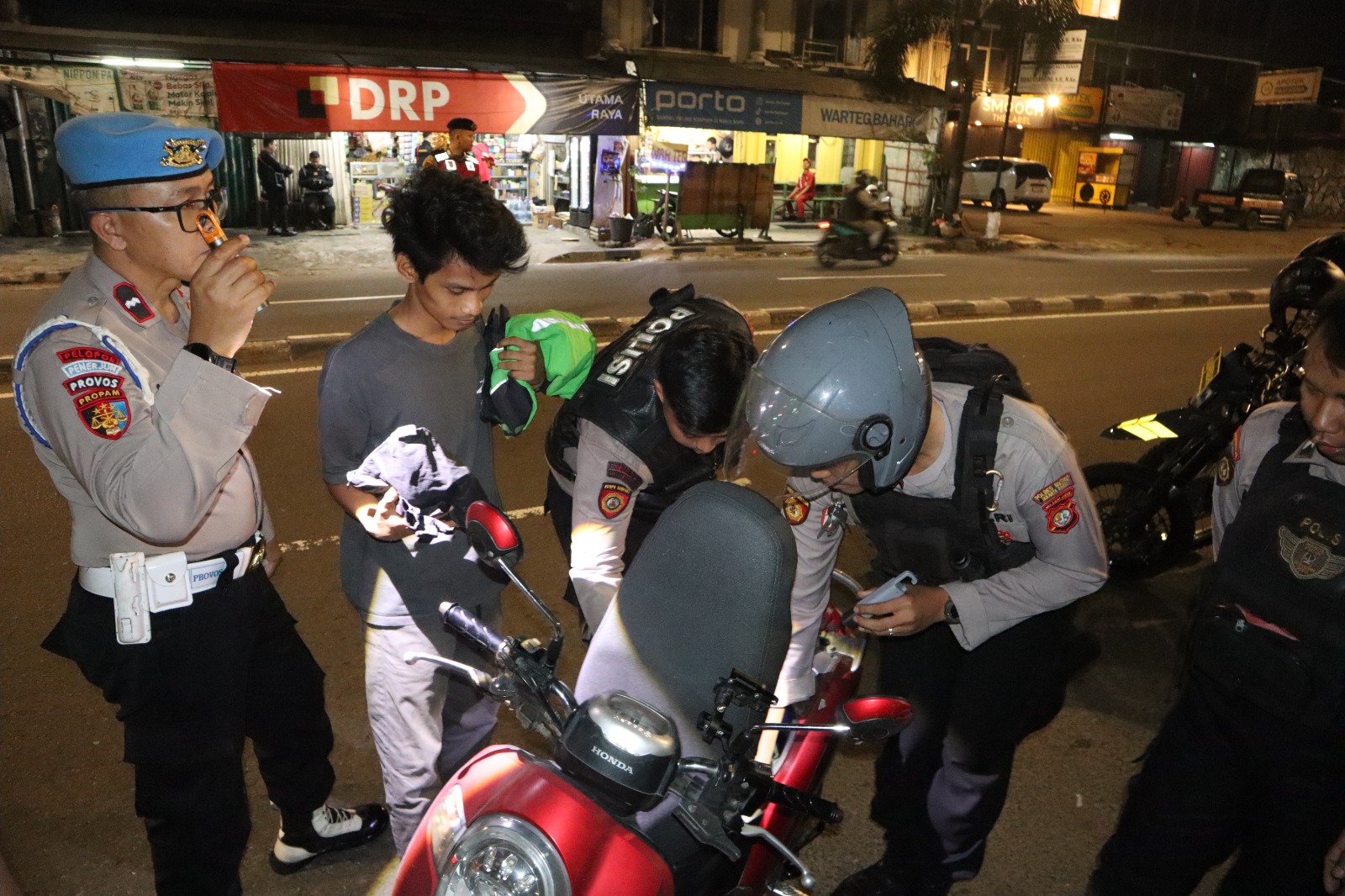Polres Metro Jakarta Barat kembali menggelar Razia dan Patroli Skala Sedang Antisipasi Kejahatan Jalanan pada Kamis (11/6/2026) dini hari.