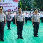 4 personel Polres Metro Jakarta Barat mendapat kenaikan pangkat pengabdian pada upacara yang dipimpin langsung oleh Kapolres Metro Jakarta Barat, Kombes Pol M. Syahduddi