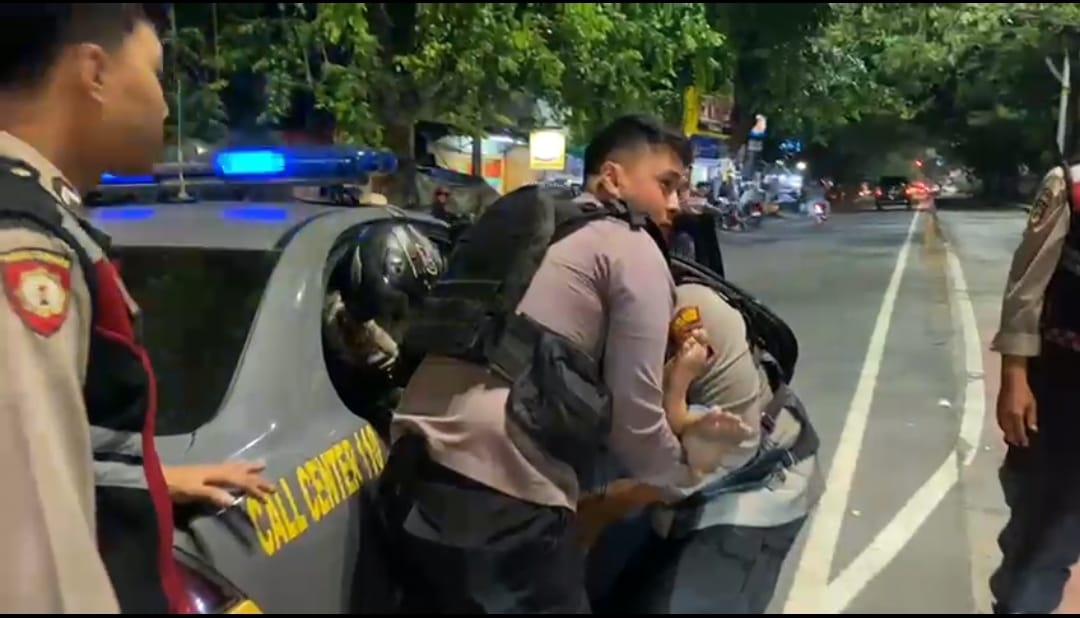 Polisi sigap membantu korban kecelakaan.