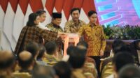 Menteri Keuangan Sri Mulyani bersama Presiden Prabowo Subianto