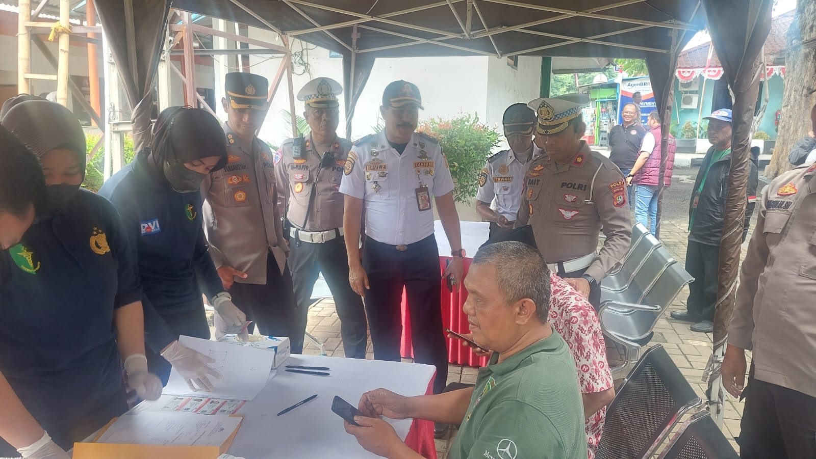 Polres Metro Jakarta Barat bersama Satlantas Jakarta Barat dan Dinas Perhubungan (Dishub) Jakarta Barat melaksanakan kegiatan Ram Cek Bus Antar Kota Antar Provinsi (AKAP) serta pemeriksaan urine kepada para sopir bus di Terminal Kalideres