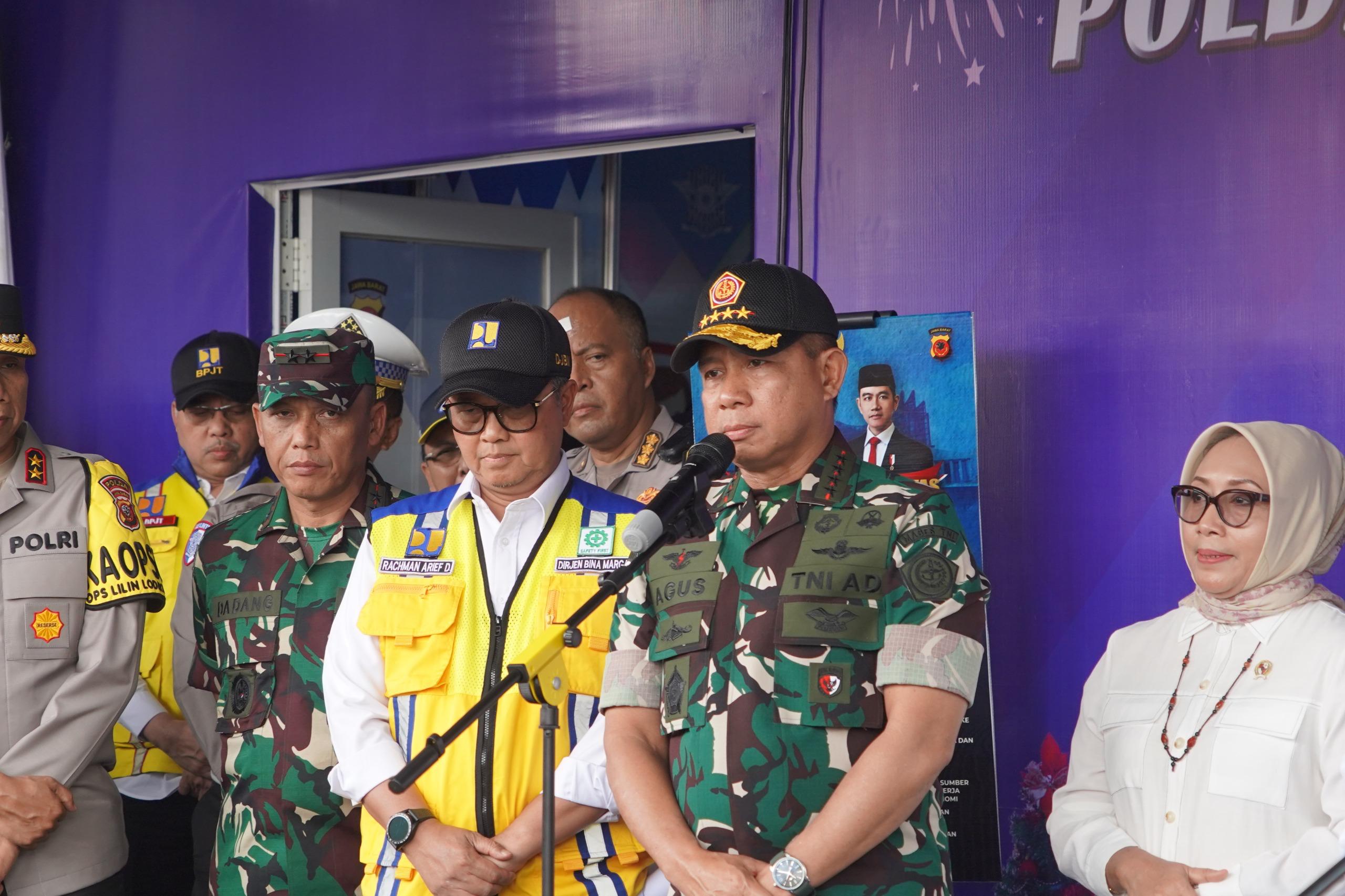 Panglima TNI Jenderal TNI Agus Subiyanto bersama Kapolri Jenderal Pol. Listyo Sigit Prabowo memantau langsung kondisi arus mudik dan posko pelayanan Natal 2024 dan Tahun Baru 2025