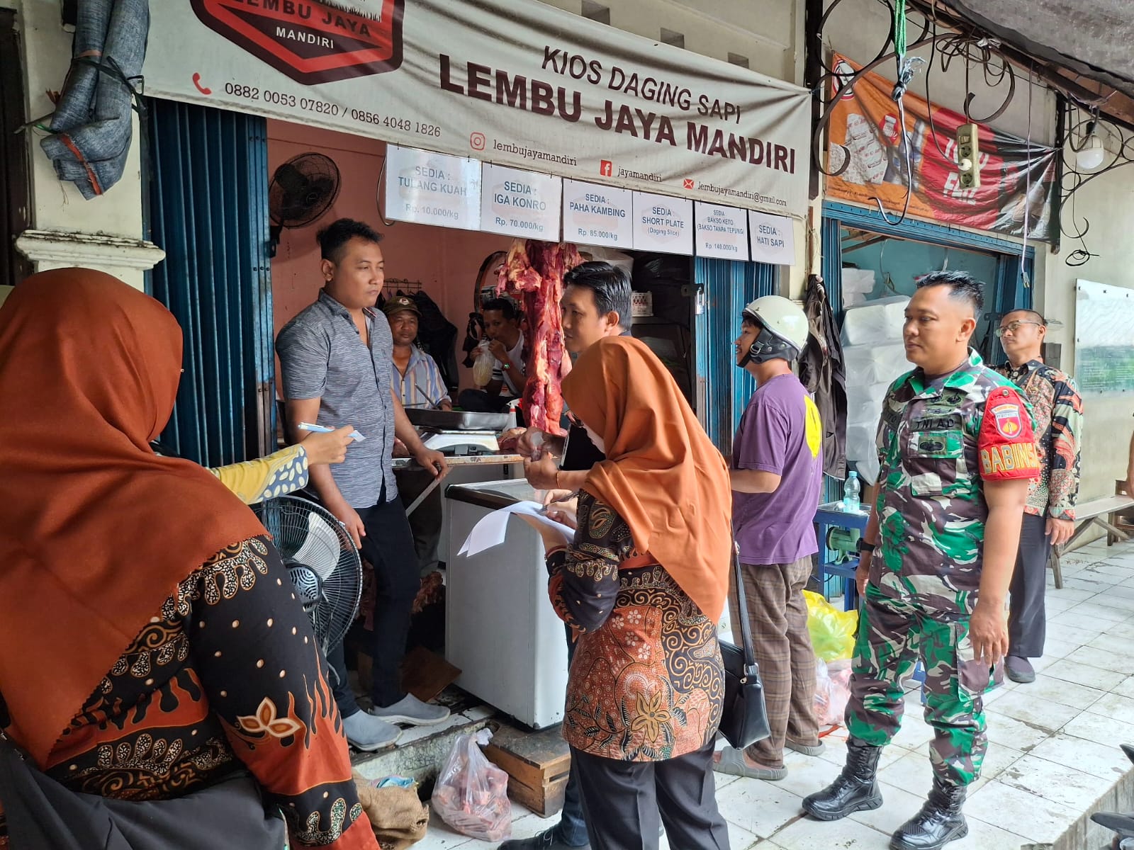 Babinsa Kelurahan Danukusuman Serda Tito Koramil 03/Serengan Kodim 0735/Surakarta bersama Tim gabungan Dinas Pangan Kota Surakarta melakukan inspeksi mendadak