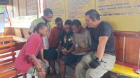 Wakaops Damai Cartenz, Kombes Pol Adarma Sinaga menunjukkan sisi humanisnya dengan bercengkerama bersama anak-anak di Mako Polres Yalimo