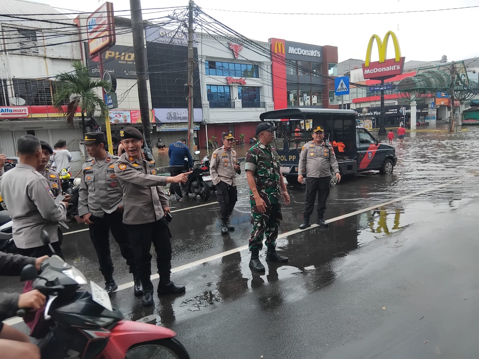Kapolsek Kebon Jeruk Polres Metro Jakarta Barat, KOMPOL Nur Aqsha Ferdianto, bersama Wakapolsek dan unsur Tiga Pilar turun langsung untuk mengecek kondisi wilayah terdampak banjir.