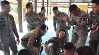 Tim Psikologi Subsatgas Banops Damai Cartenz-2025 menggelar Pelatihan Psikologi dan Penguatan Mental bagi personel operasi di Posko Sektor Timika