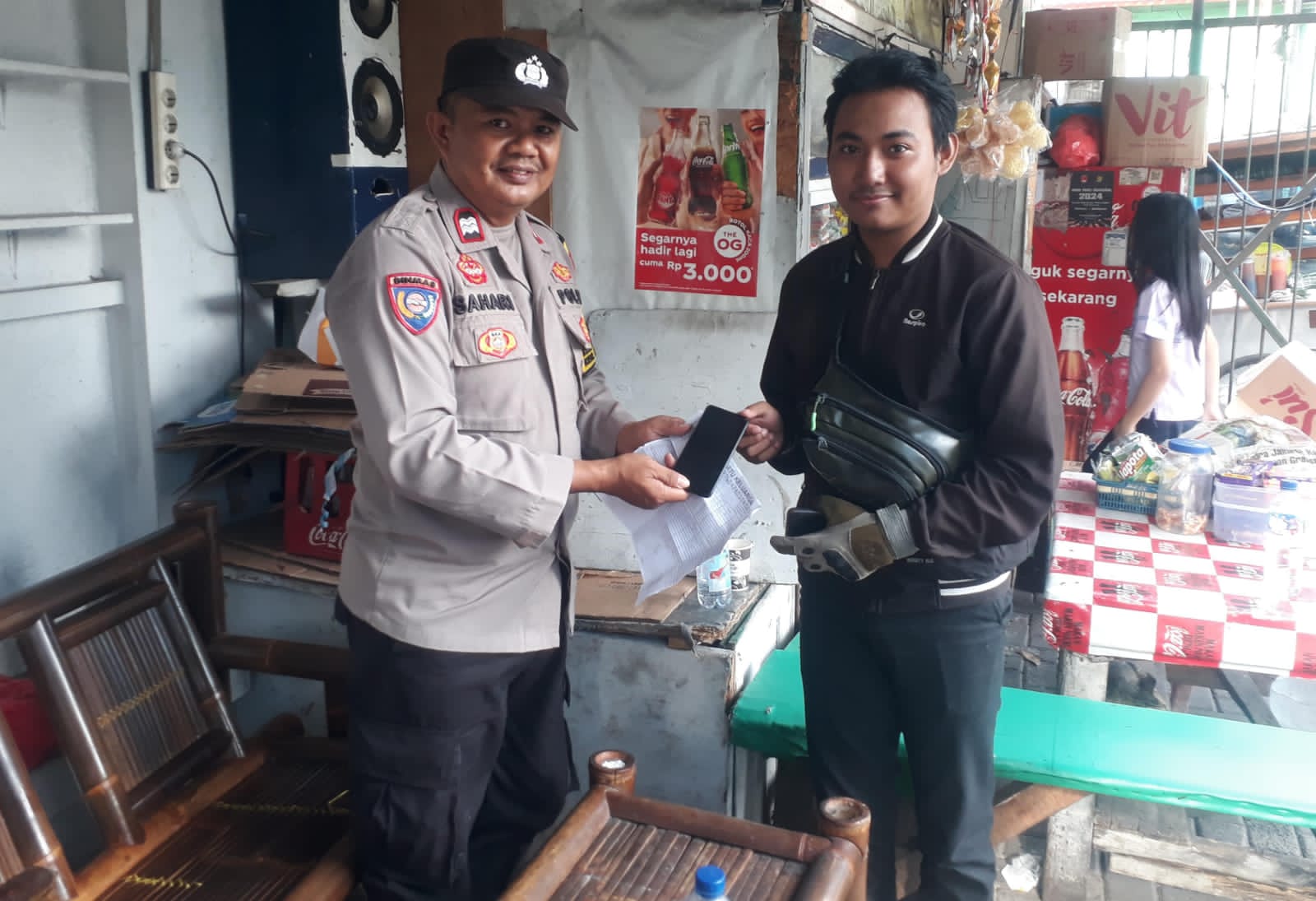 Bhabinkamtibmas Kelurahan Sukabumi Utara, Polsek Kebon Jeruk, Polres Metro Jakarta Barat, Aiptu Sahari, berhasil menemukan dan mengembalikan sebuah handphone