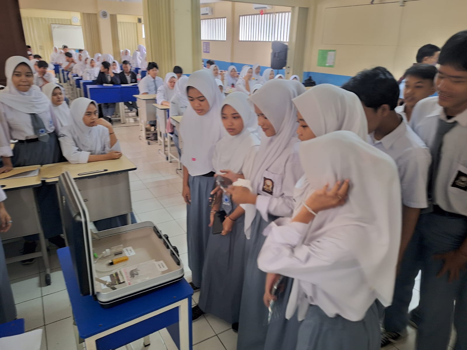 Satuan Reserse Narkoba (Satresnarkoba) Polres Metro Jakarta Barat melaksanakan sosialisasi bahaya narkoba di SMK Al Ihsan, Meruya, Kembangan, Jakarta Barat