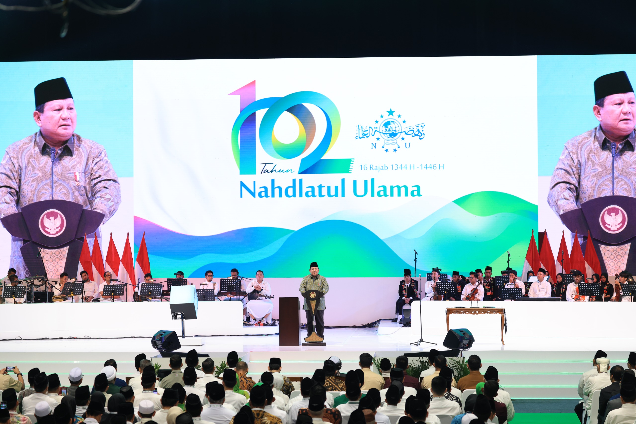 Presiden RI Prabowo Subianto saat menghadiri acara 102 Tahun Nahdlatul Ulama bertajuk “Bekerja Bersama Umat untuk Indonesia Maslahat” di Istora Senayan.