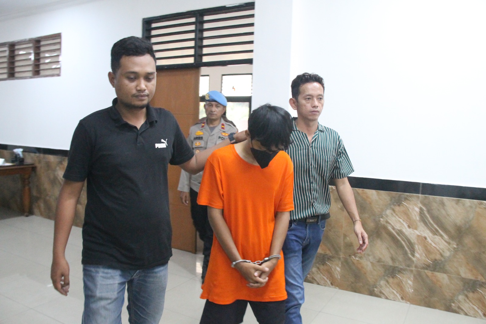 Pelaku yang diamankan polisi/