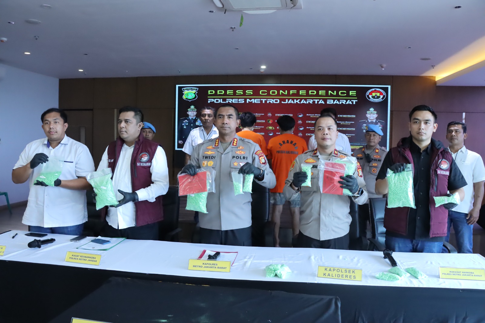 Keterangan Kapolres Metro Jakarta Barat, Kombes Pol Twedi Aditya Bennyahdi didampingi Kasatres Narkoba Akbp Chandra Mata Rohansyah dan Kapolsek Kalideres Kompol Arnold Julius Simanjuntak