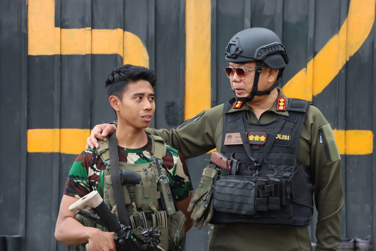 Kunjungan ini merupakan bagian dari rangkaian kegiatan Operasi Damai Cartenz-2024 yang bertujuan untuk meningkatkan koordinasi dan kerja sama dalam menjaga keamanan di wilayah perbatasan.