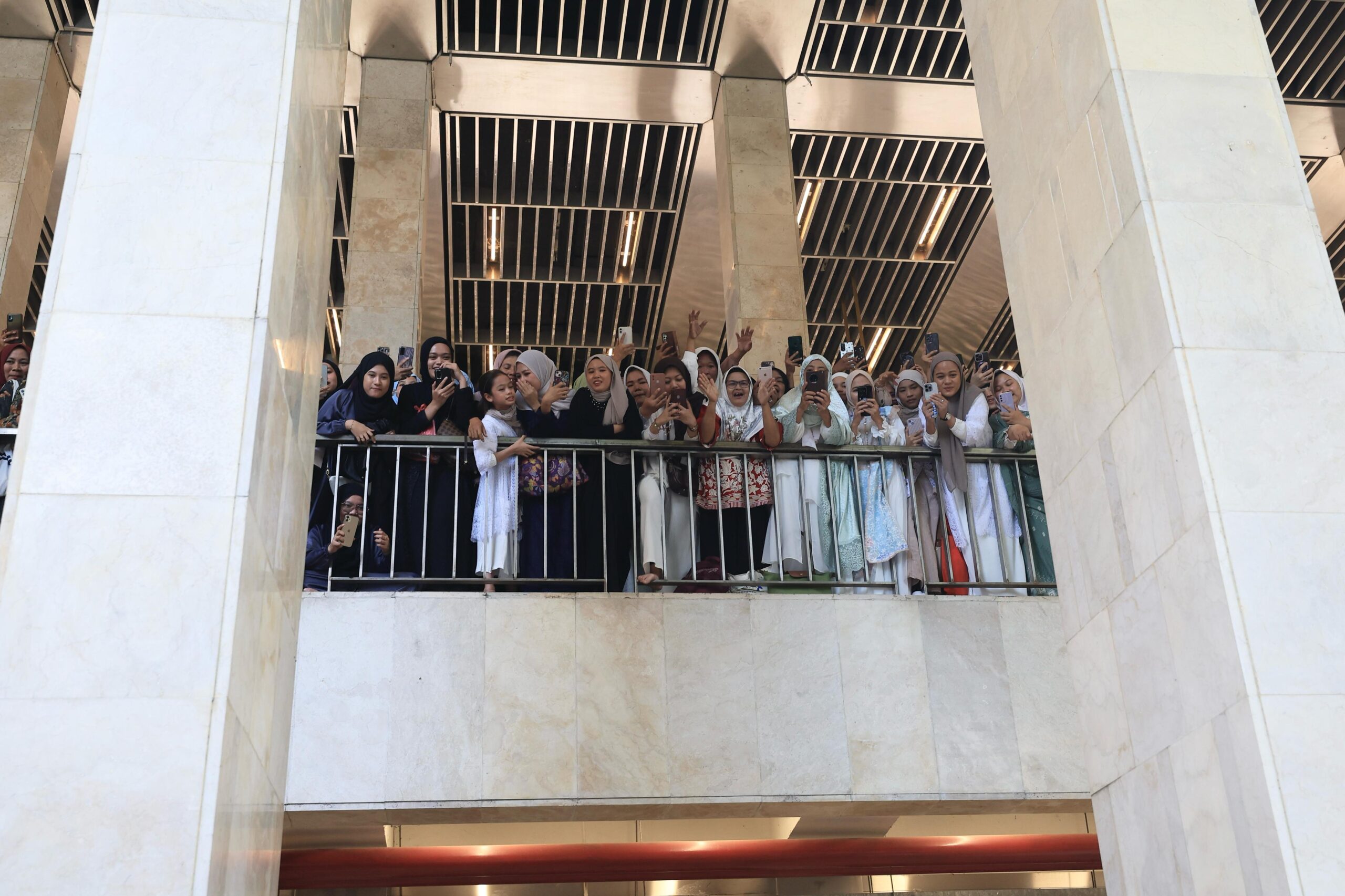 Masyarakat antusias menyambut Presiden RI Prabowo Subianto yang melakukan ibadah salat Idulfitri 1446 Hijriah di Masjid Istiqlal, Jakarta, Senin (31/3).