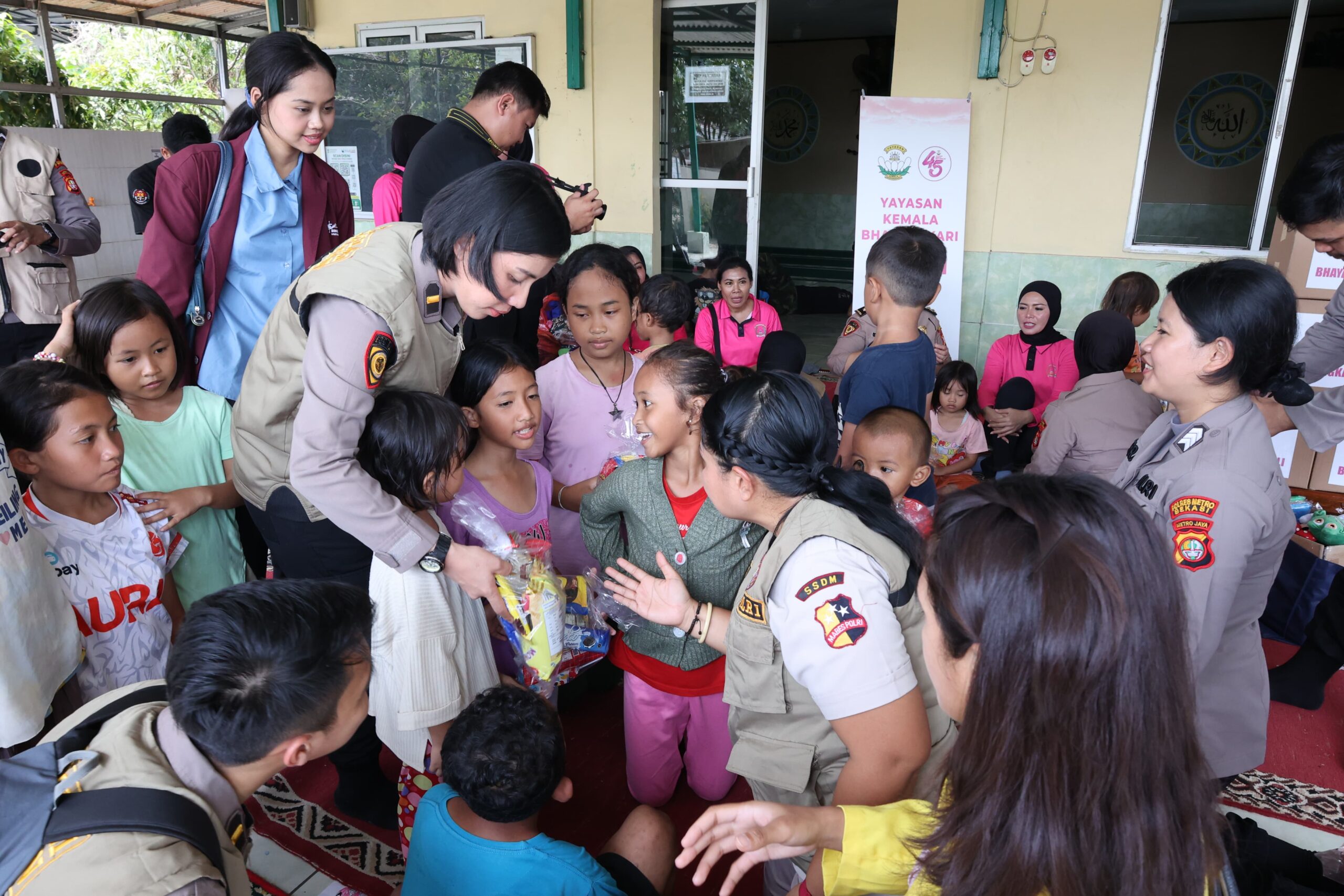 SSDM Polri menggelar kegiatan pendampingan psikososial bagi masyarakat yang terdampak banjir di wilayah Tambun Utara, Bekasi