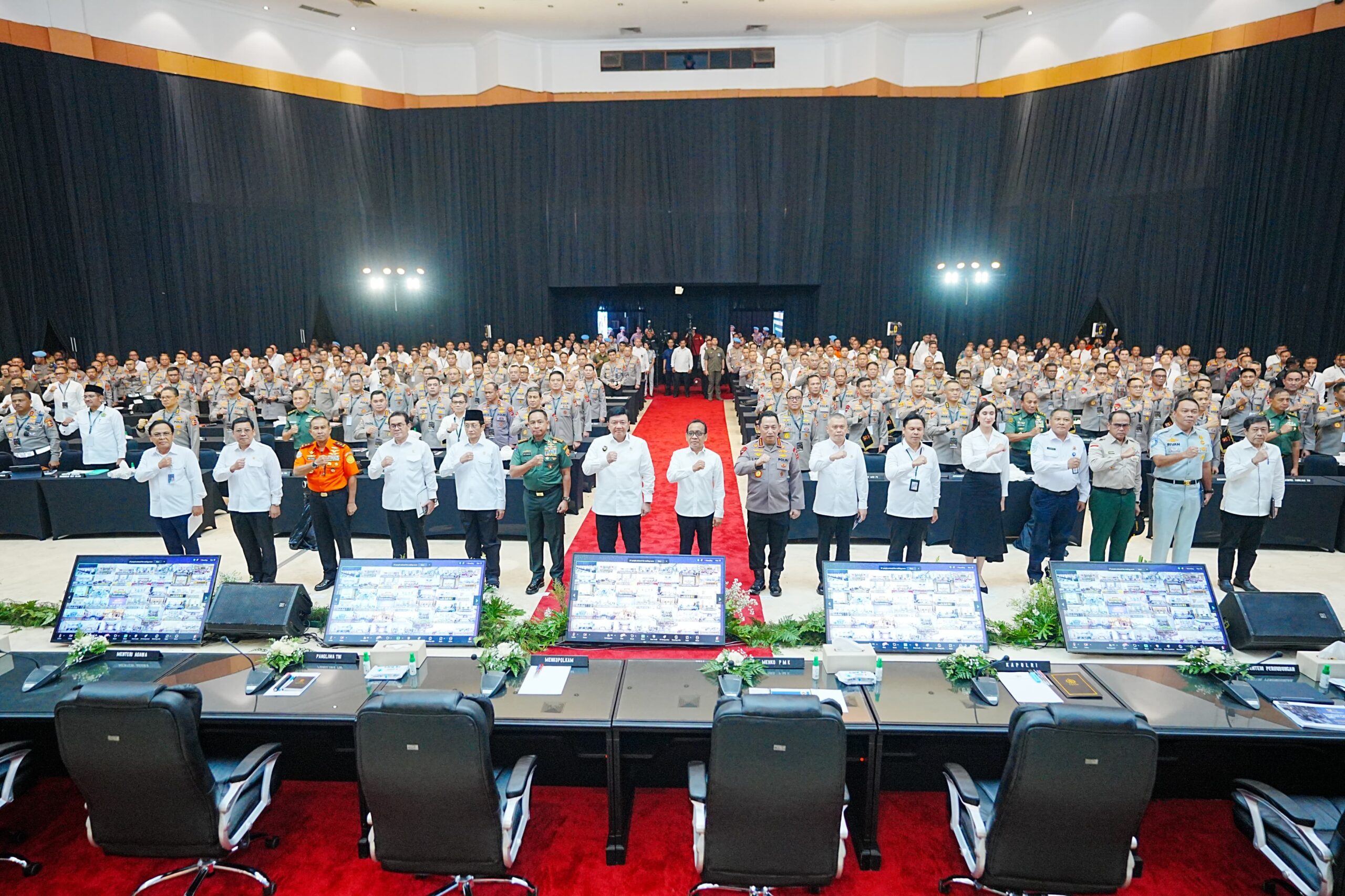 Kapolri Jenderal Pol. Listyo Sigit Prabowo menghadiri rapat koordinasi lintas sektoral terkait kesiapan pelaksanaan Operasi Ketupat 2025.