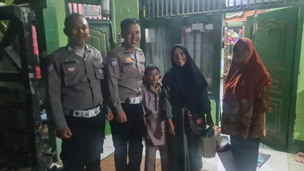 Panit Lantas Polsek Ciputat Timur Ipda Dedi Wijaya dan Brigadir Yudha Adiprastyo