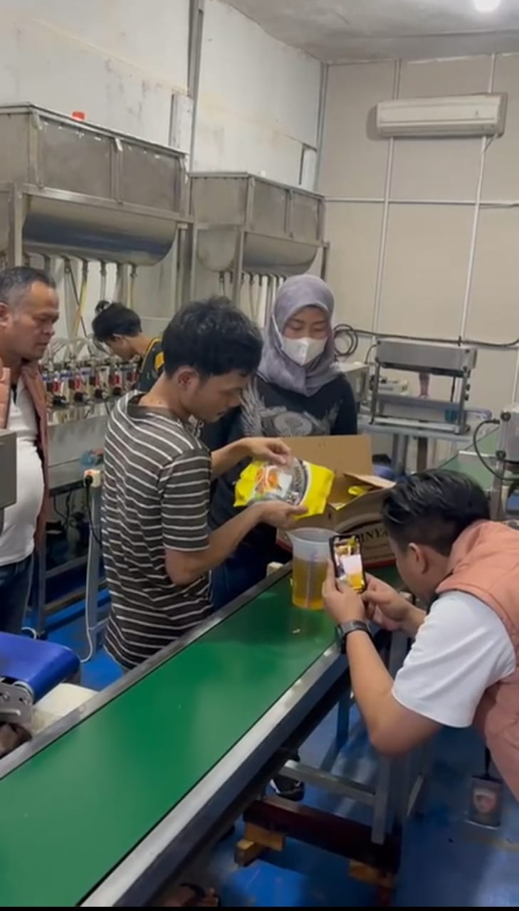 Polres Metro Jakarta Barat berhasil mengungkap praktek produksi dan pengepakan minyakita tanpa izin di wilayah Meruya, Jakarta Barat.