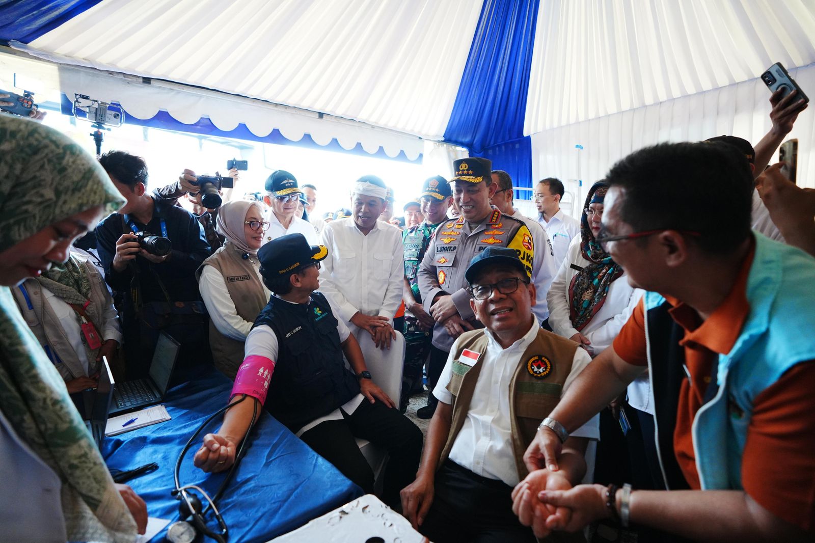 Kapolri Jenderal Listyo Sigit Prabowo meninjau langsung Rest Area KM 57 dalam rangka memastikan kesiapan arus mudik lebaran 2025.