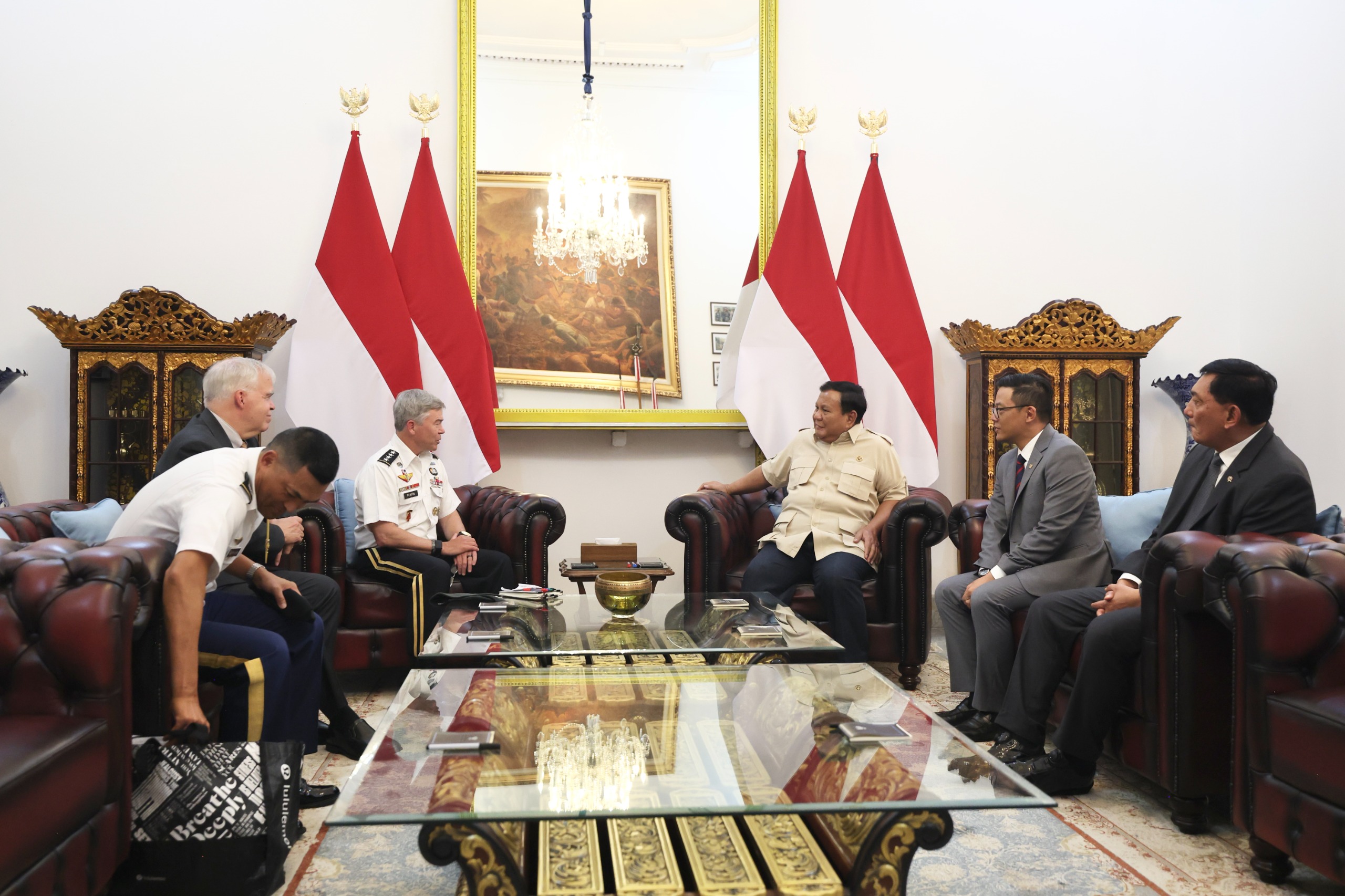 Presiden Republik Indonesia Prabowo Subianto menerima kunjungan Jenderal Bryan Patrick Fenton, Komandan Komando Operasi Khusus Amerika Serikat di Istana Merdeka