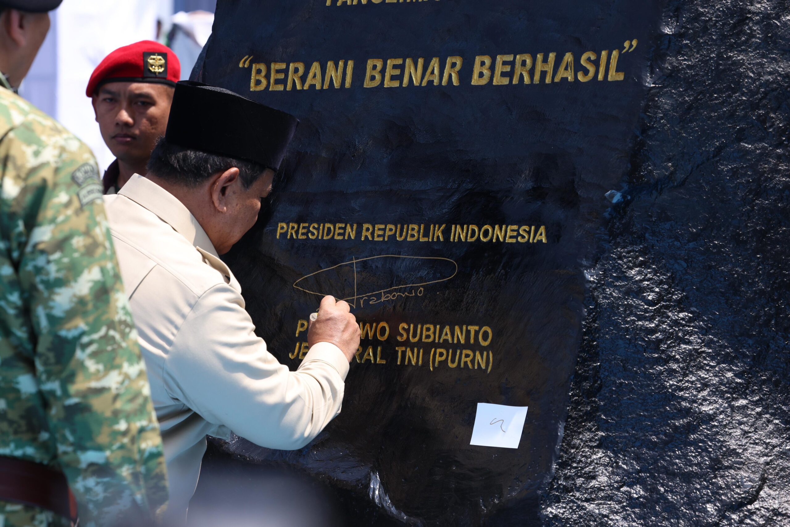 Presiden RI Prabowo Subianto tiba untuk menghadiri upacara gelar pasukan operasional dan kehormatan militer.