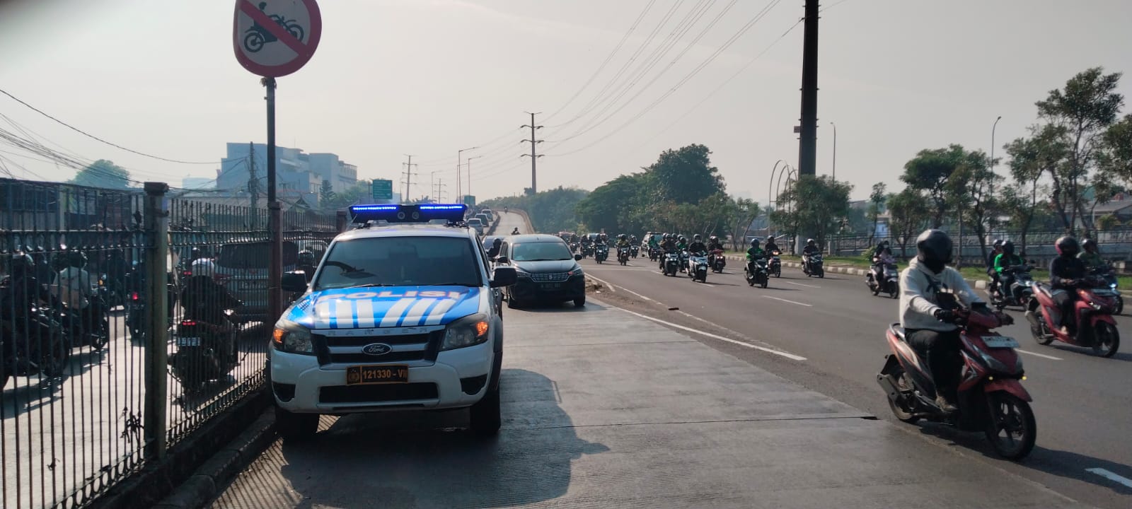 Polres Metro Jakarta Barat melalui Satuan Lalu Lintas mengimbau masyarakat, khususnya para pengendara sepeda motor, untuk tidak melintasi jalan Fly Over Pesing.