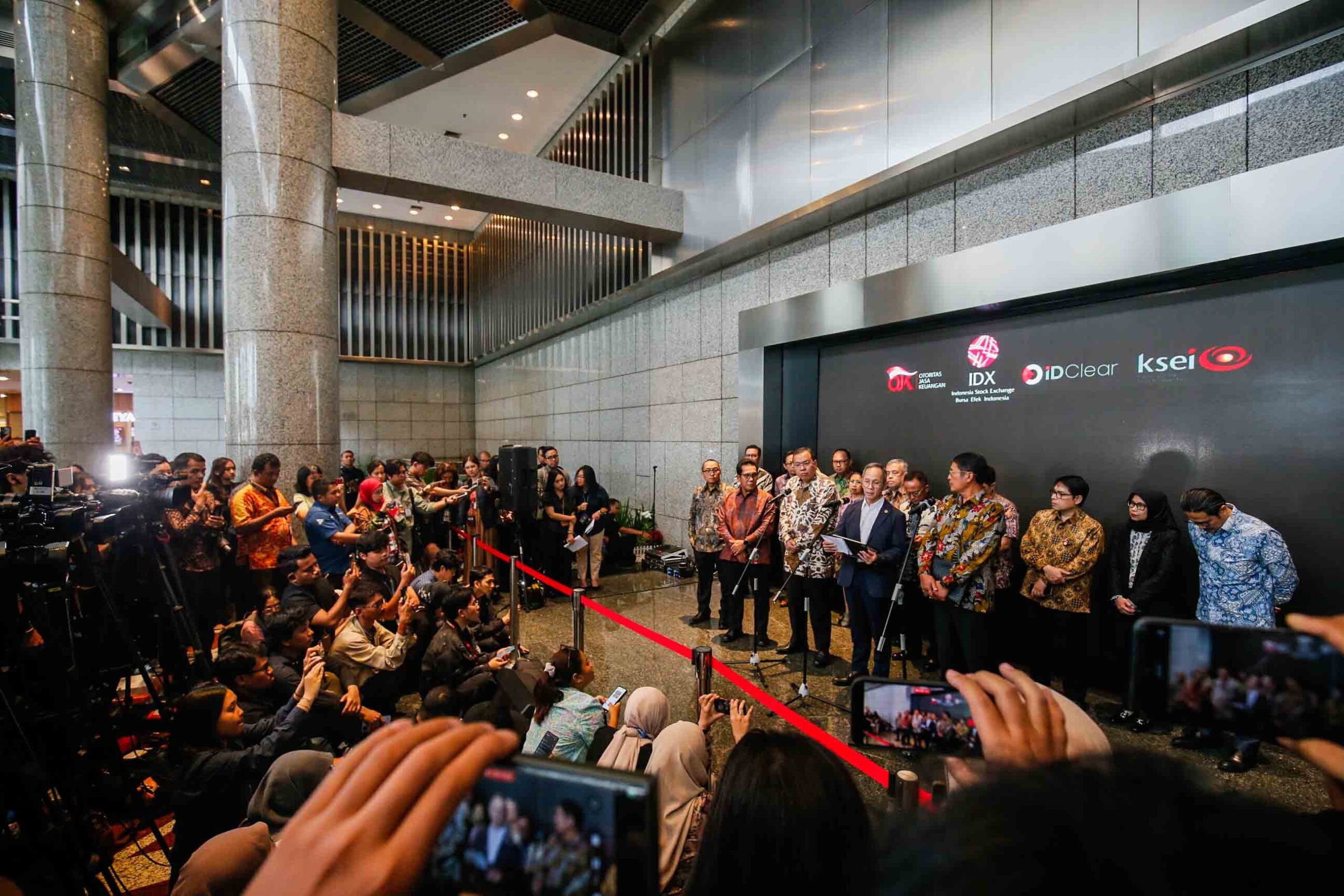 Ketua Dewan Komisioner OJK Mahendra Siregar