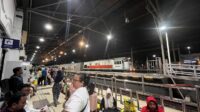 Pemudik yang menggunakan jasa transportasi kereta api.