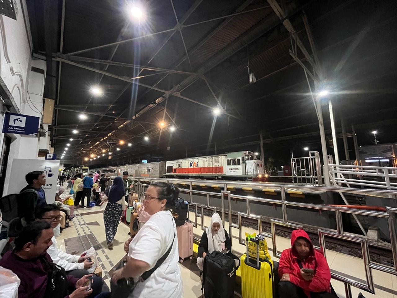 Pemudik yang menggunakan jasa transportasi kereta api.