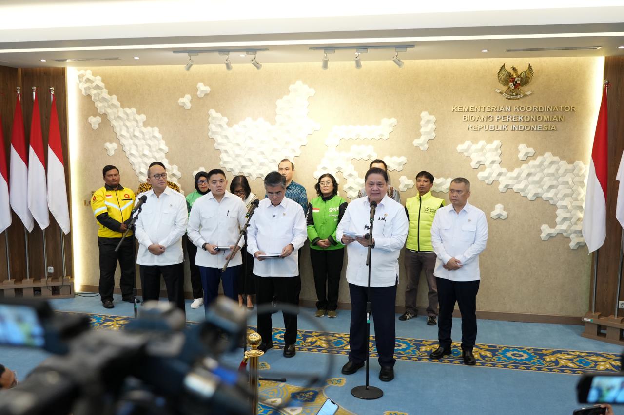 Menteri Koordinator Bidang Perekonomian Airlangga Hartarto bersama Menteri Ketenagakerjaan Yassierli dan jajarannya. (1)