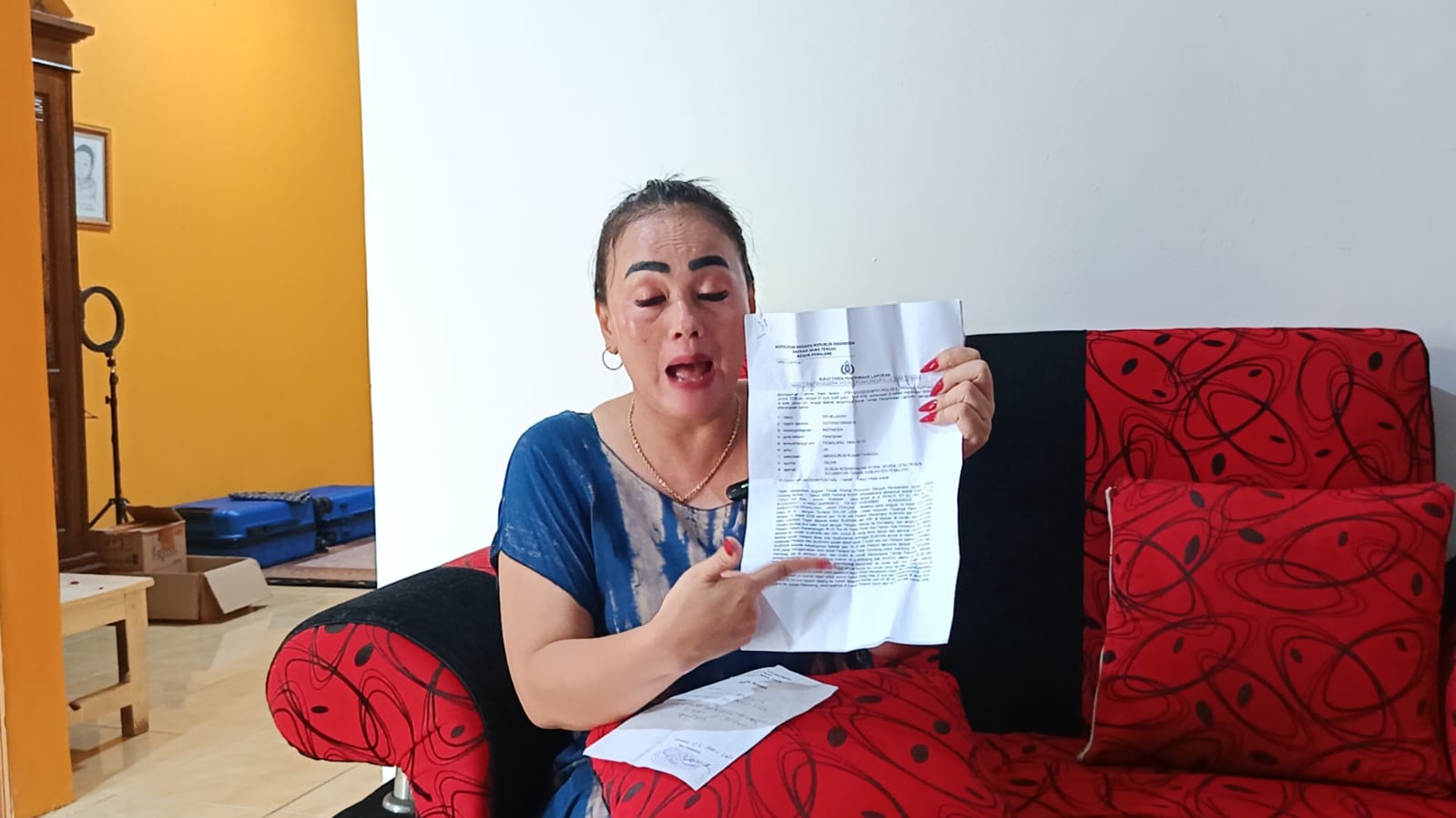 Korban pencurian Sri Mujiasih meluapkan kekesalannya terhadap penanganan kasus pencurian yang terjadi di rumahnya.