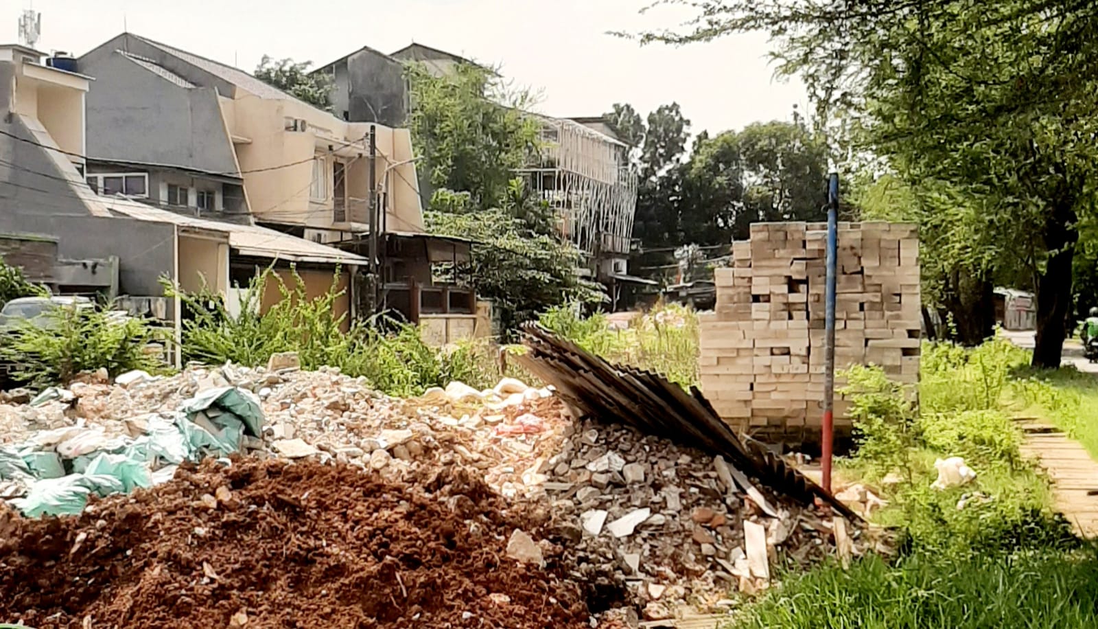 Saat ini kondisi taman bermain di Jalan Kembangan Baru Kelurahan Kembangan Utara, Kecamatan Kembangan sangat memprihatinkan.
