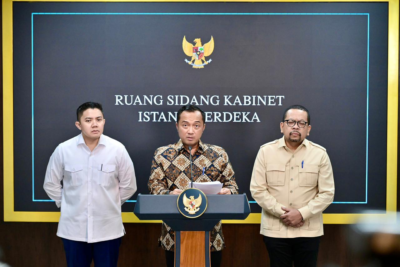 Menteri Sekretaris Negara Prasetyo Hadi, dengan didampingi Sekretaris Kabinet Teddy Indra Wijaya dan Kepala Badan Komunikasi Pemerintah (Bakom) RI Muhammad Qodari.
