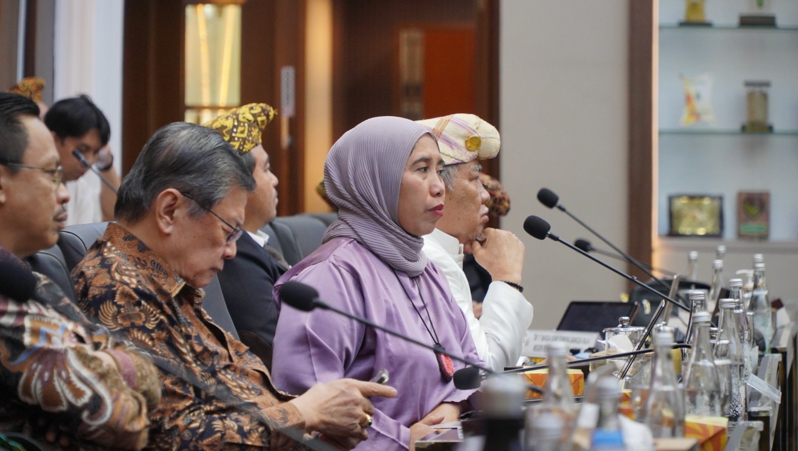 Hening Parlan, Fasilitator IRI Indonesia, saat menyampaikan pendapat dalam RDPU tentang RUU Masyarakat Adat, di Gedung DPR RI, Kamis 18 Juni 2026. Foto: Dok. IRI Indonesia/Fajar