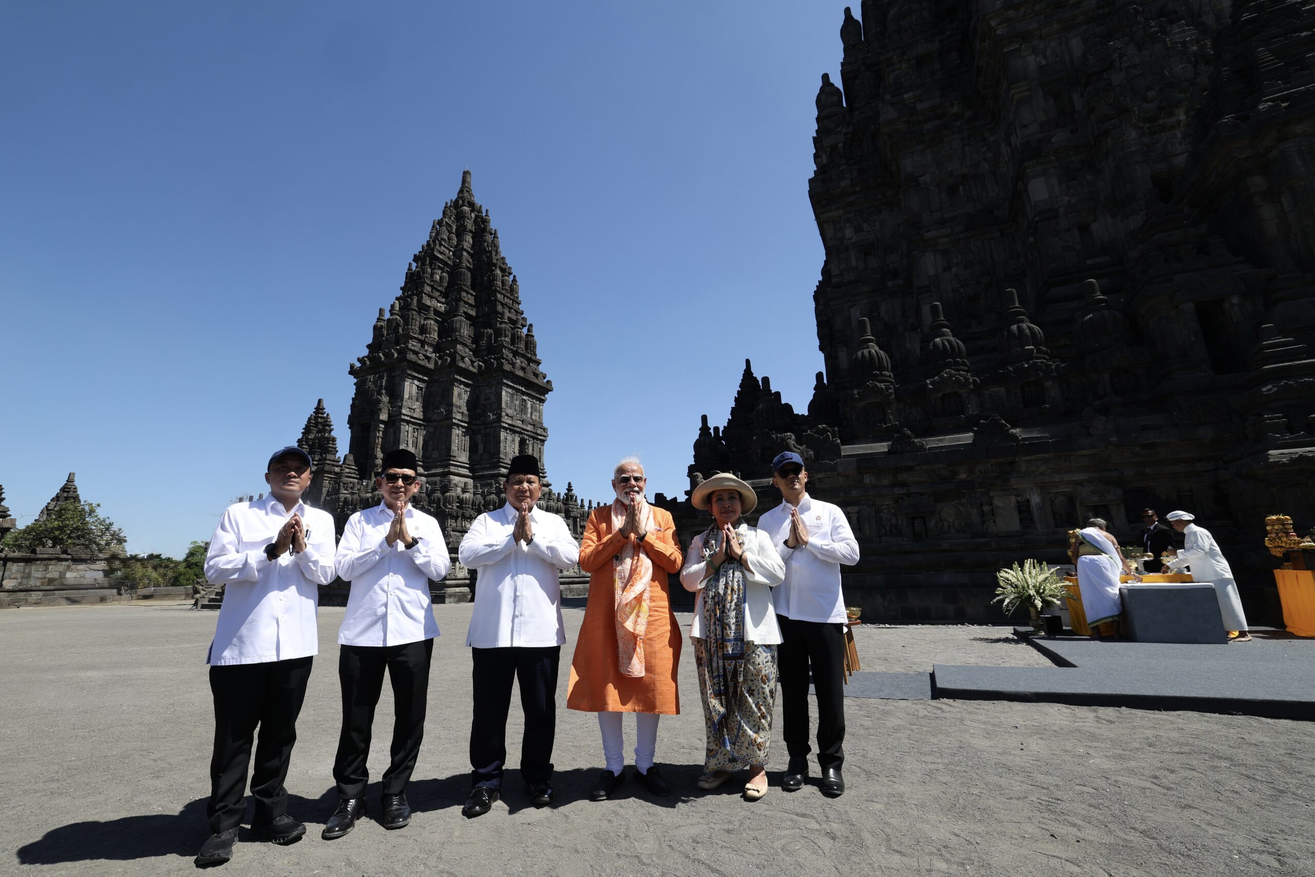 Presiden Republik Indonesia Prabowo Subianto bersama Perdana Menteri India Narendra Modi mengunjungi Candi Prambanan di Yogyakarta, Rabu (8/7).
