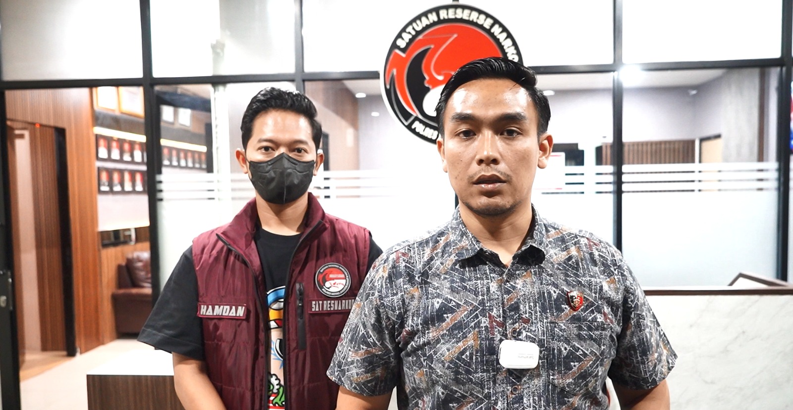 Wakasat Narkoba Polres Metro Jakarta Barat Kompol Avrilendy, didampingi Kanit 3 Satresnarkoba AKP Hamdan Agus