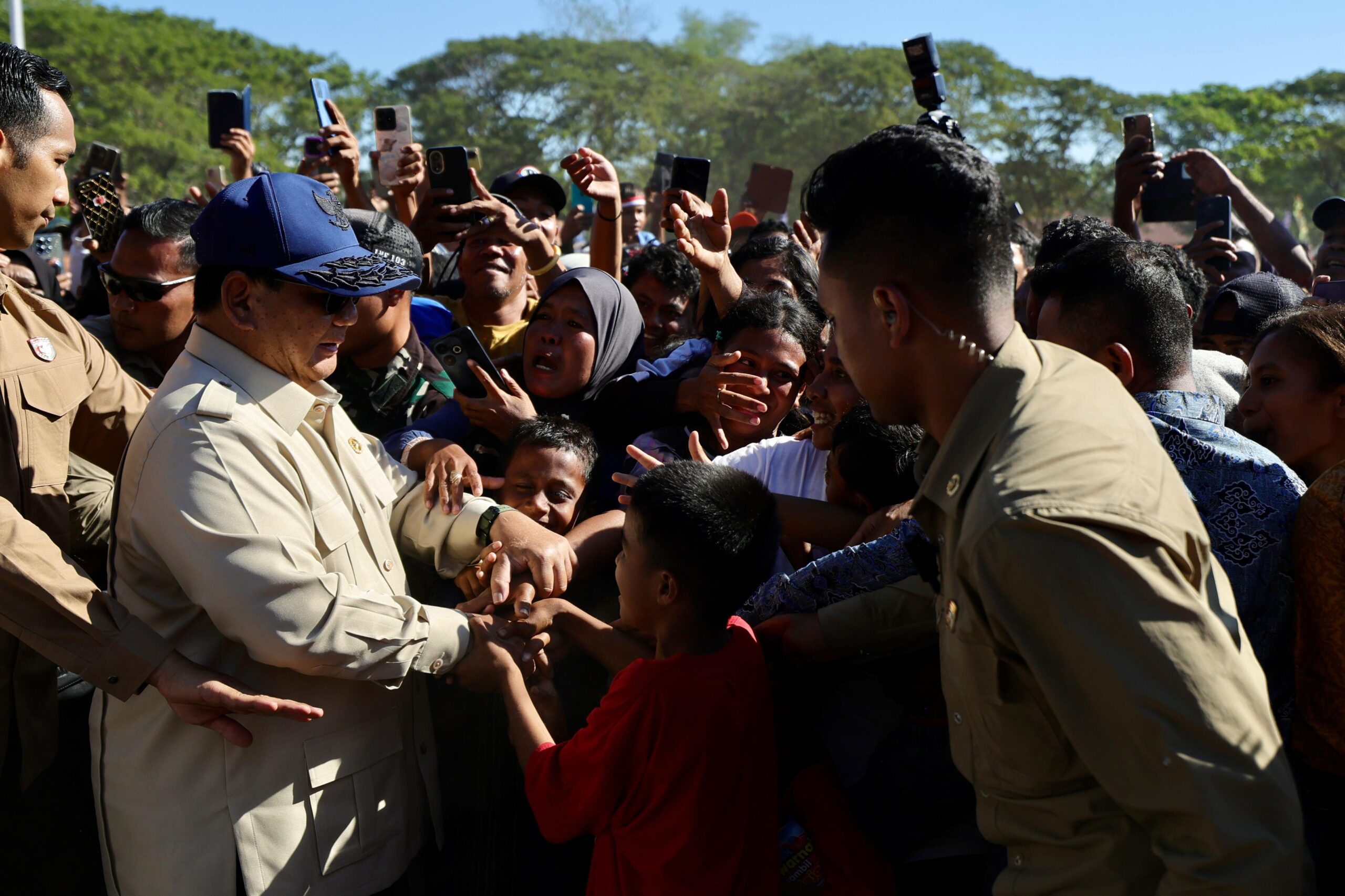 Presiden Republik Indonesia Prabowo Subianto menyapa warga Kabupaten Nagekeo, Nusa Tenggara Timur (NTT)