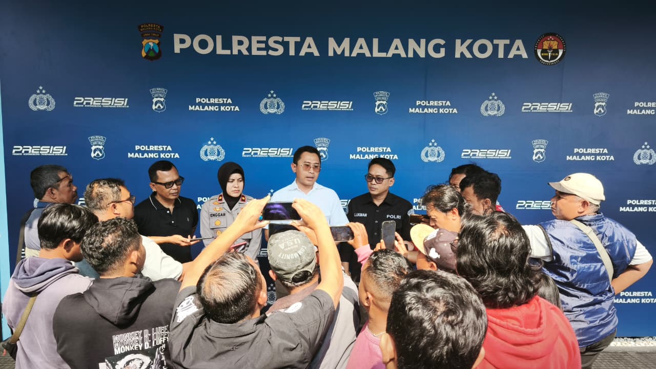 Kasatreskrim Polresta Malang Kota Kompol Rahmad Aji Prabowo, didampingi Kapolsek Blimbing Kompol Enggarani Laufria dan Kasihumas Ipda Lukman Sobhikin