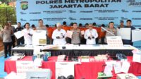 Sejumlah lembaran uang palsu yang diamankan polisi.