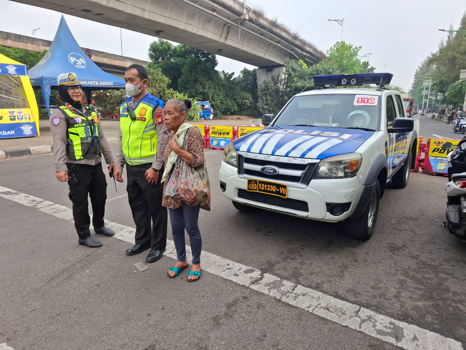 personel patroli ETLE Satlantas Polres Metro Jakarta Barat yang sedang melaksanakan pengaturan lalu lintas tergerak untuk menghampiri dan menanyakan keadaan